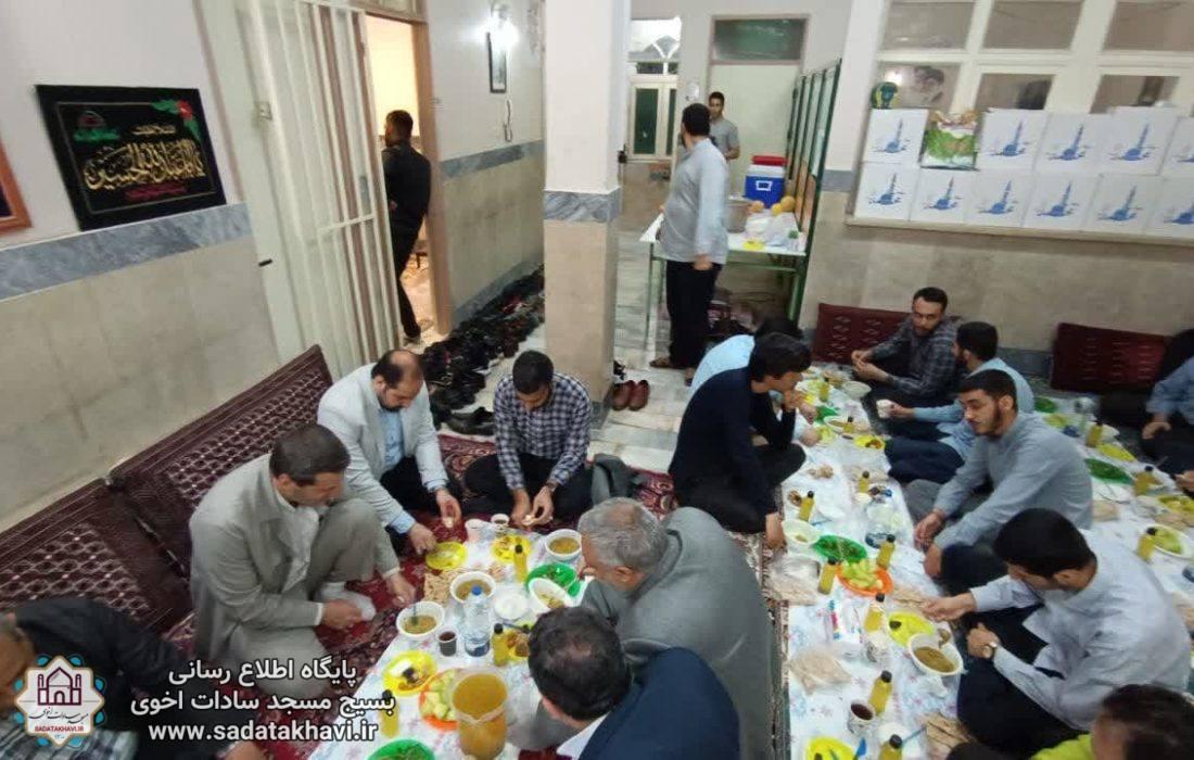 گزارش تصویری مراسم افطاری بسیجیان بزرگسال و پیشکسوتان مسجد سادات اخوی